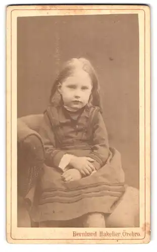 Fotografie Bernhard Hakelier, Örebro, Köpmangatan 21, Portrait kleines Mädchen im modischen Kleid