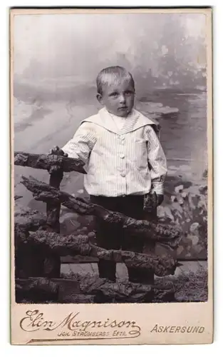 Fotografie Elin Magnison, Askersund, Portrait kleiner Junge im Matrosenhemd
