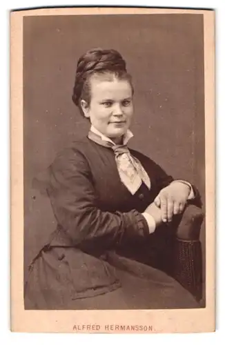 Fotografie Alfred Hermansson, Örebro, Portrait Portrait junge Dame in zeitgenössischer Kleidung