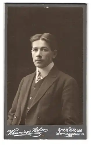 Fotografie Klemming`s Ateleir, Stockholm, Drottninggatan 88, Portrait junger Mann im Anzug mit Krawatte