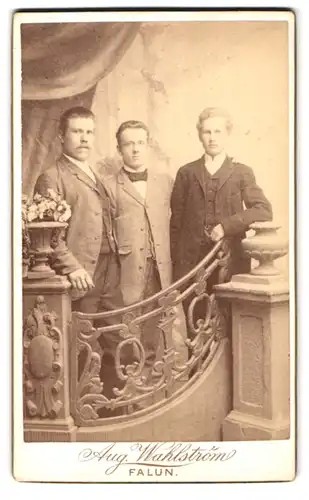 Fotografie Aug. Wahlström, Falun, Portrait drei junge Herren in modischer Kleidung