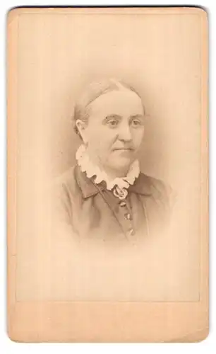 Fotografie A. Olson, Östersund, Portrait bürgerliche Dame mit Kragenbrosche