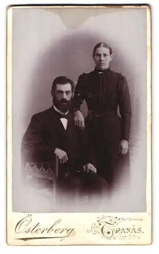 Fotografie Österberg, Tranas, Portrait junges Paar in eleganter Kleidung