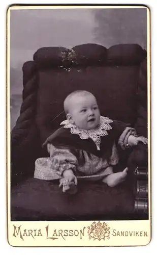Fotografie Maria Larsson, Sandviken, Portrait süsses Kleinkind im Kleid mit Spitzenkragen