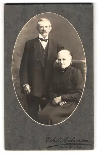 Fotografie Eskil Andersson, Enköping, Portrait älteres Paar in eleganter Kleidung