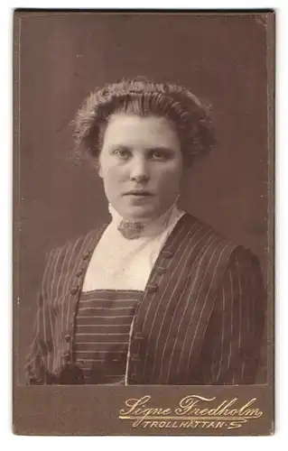 Fotografie Signe Fredholm, Trollhättan, Portrait junge Dame mit moderner Frisur