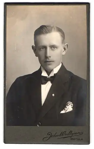 Fotografie John Wallgren, Motala, Portrait junger Herr im Anzug mit Fliege