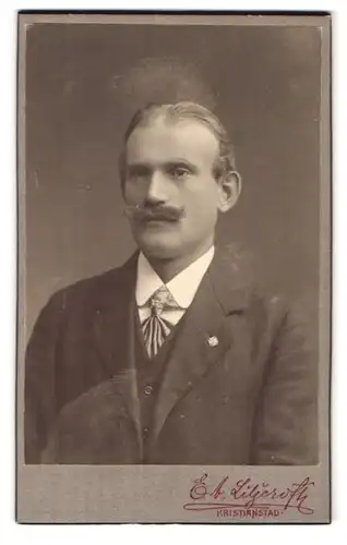 Fotografie E. A. Liljeroth, Kristianstad, Östra Storgatan 19, Portrait eleganter Herr mit Moustache