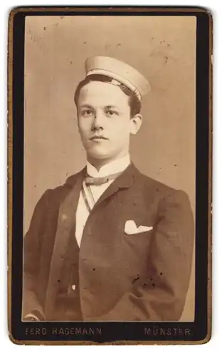 Fotografie Ferd. Hagemann, Münster, Georgs-Commende 51, Portrait Student im Anzug mit Schirmmütze