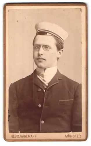 Fotografie Gebr. Hagemann, Münster, Georgs-Commende 51, Portrait Student mit Zwicker & Schirmmütze