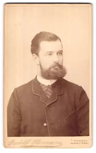 Fotografie Rudolf Herrmann, Leipzig, Wintergartenstr. 9, Portrait Herr mit gepflegtem Vollbart