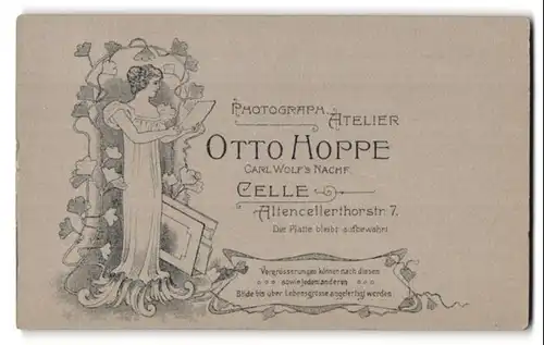 Fotografie Otto Hoppe, Celle, Altencellertorstrasse 7, Jugendstil, Dame & florale Verzierungen, Rückseitig Dame m. Buch