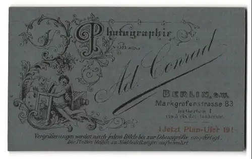 Fotografie Ad. Conrad, Berlin, Markgrafenstrasse 83, Engel mit Plattenkamera, Rückseitig Dame im Portrait