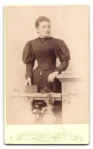 Fotografie Adolph Heinsch, Greiz i. V., Carolinenstr. 36, Plattenkamera & Mischpalette, Rückseitig junge Dame m. Bibel