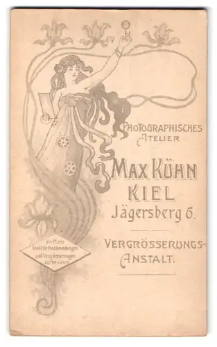 Fotografie Max Kühn, Kiel, Jägersberg 6, Jugendstil, Dame & Ornamente, Rückseitig Baby auf Felldecke sitzend
