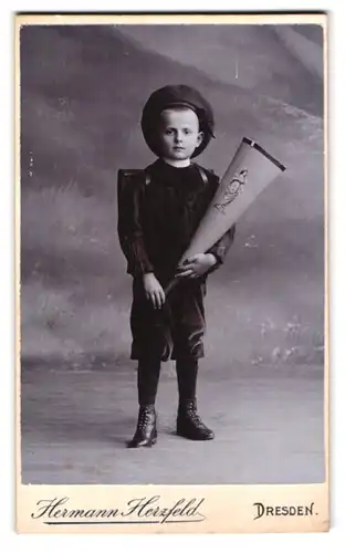 Fotografie Hermann Herzfeld, Dresden, Altmarkt, Schulknabe mit Zuckertüte zur Einschulung