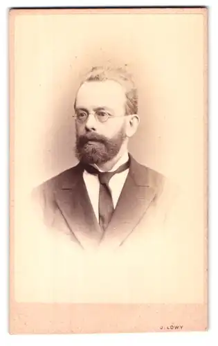 Fotografie J. Löwy, Wien, Weihburggasse, Portrait Edelmann mit Vollbart und Brille