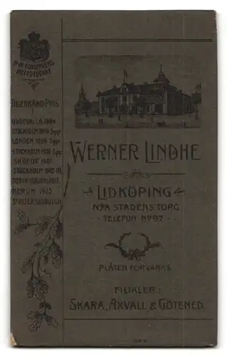 Fotografie Werner Lindhe, Lidköping, Portrait Edelmann mit Schnauzbart im Anzug, Rückseitig Geschäftshaus