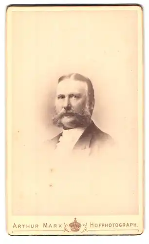 Fotografie Arthur Marx, München, Portrait Edelmann mit Backenbart