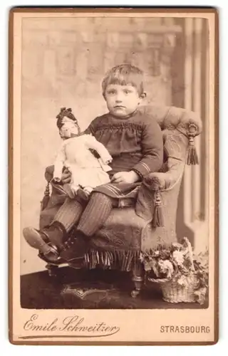 Fotografie Emile Schweitzer, Strasbourg, 7 Place Kleber, Mädchen mit Puppe auf kleinem Sessel sitzend