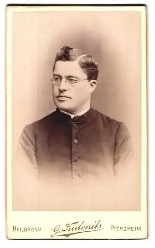 Fotografie G. Kutenits, Heilbronn, Kilianstr. 19, Portrait Geistlicher mit Brille