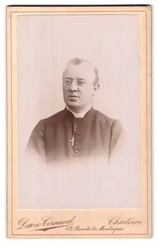 Fotografie Deton Cornand, Charleroi, 42 Rue de la Montagne, Portrait Geistlicher mit Brille