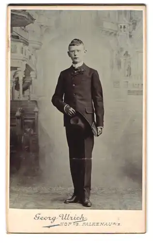 Fotografie Georg Ulrich, Hof i. B., Bergstr. 23, Knabe nach der Kommunion mit Bibel vor Studiokulisse