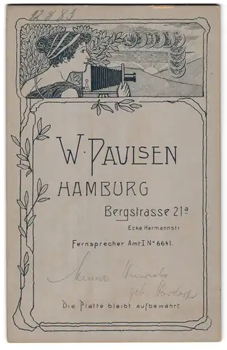 Fotografie W. Paulsen, Hamburg, Bergstr. 21a, junge frau im Jugendstil mit Plattenkamera