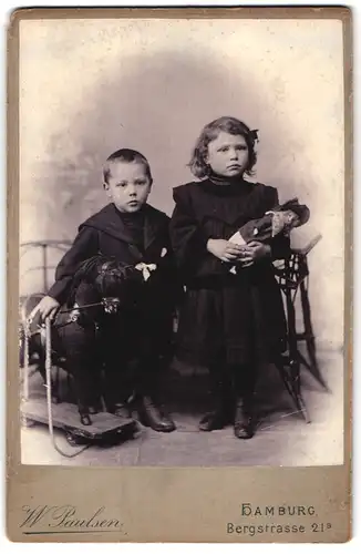 Fotografie W. Paulsen, Hamburg, Bergstr. 21a, Portrait Kinder mit Schaukelpferd und Puppe im Atelier