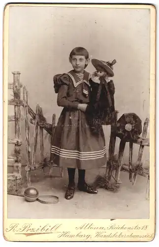 Fotografie R. Przibill, Altona, Reichenstr. 18, Portrait junges Mädchen im Kleid mit grosser Puppe in der Hand