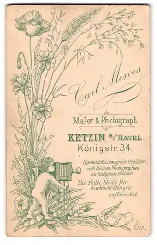 Fotografie Carl Marves, Ketzin a. Havel, Königstr. 34, nacktes Kleinkind macht Foto mit Plattenkamera