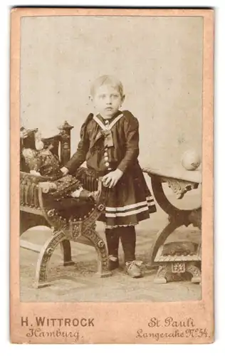 Fotografie H. Wittstock, St. Pauli, Langereihe 54, Portrait kleines Mädchen im Kleid mit Puppe auf dem Stuhl