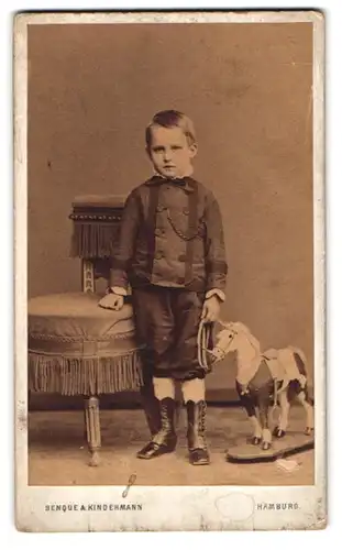Fotografie Benque & Kindermann, Hamburg, Grosse Bleichen 30, Portrait kleiner Knabe im Anzug mit Schaukelpferd