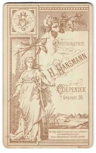Fotografie H. Hansmann, Coepenick, Grünstr. 30, junge Frau in Toga hällt geschriebenen Brief in der Hand