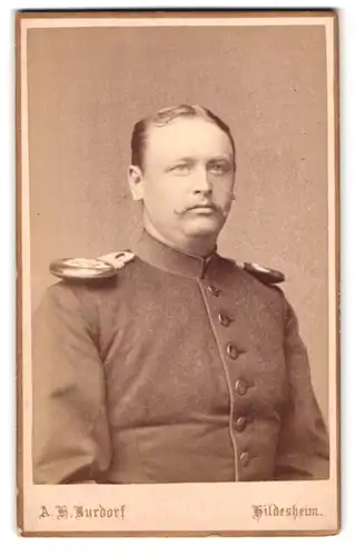 Fotografie A. H. Burdorf, Hildesheim, Neue Osterstr. 10, Portrait Soldat in Uniform mit Epauletten