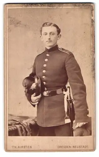 Fotografie Th. Kirsten, Dresden, Bautznerstr. 79, Portrait Einjährig-Freiwilliger Ernst Meier in Uniform mit Tschako