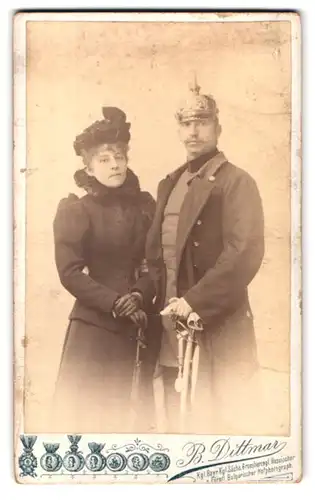 Fotografie B. Dittmar, München, Amalienstr. 9, Portrait Soldat Hugo in Uniform mit Pickelhaube und Säbel samt Portepee