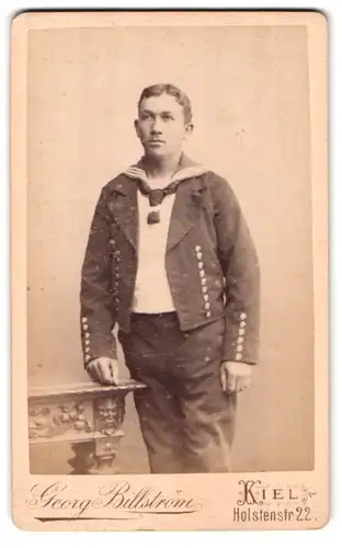Fotografie Georg Billström, Kiel, Holstenstr. 22, Matrose in Uniform mit Matrosenknoten