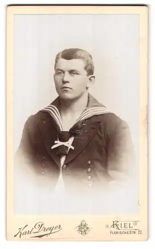 Fotografie Karl Dreyer, Kiel, Flämische-Str. 22, Matrose in Uniform mit Matrosenknoten, Marine