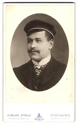 Fotografie Atelier Stella Friedrich Stern Jr., München, Reichenbachstr. 1a, Portrait Student im Anzug mit Tellermütze
