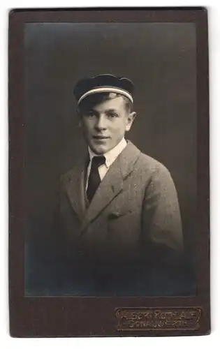 Fotografie Albert Rothlauf, Donauwörth, Portrait Student im Anzug mit Tellermütze