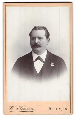 Fotografie W. Kersten, Berlin, Krausen-Str. 35, Portrait Heinrich Fuchs im Anzug mit Orden und Schnauzbart