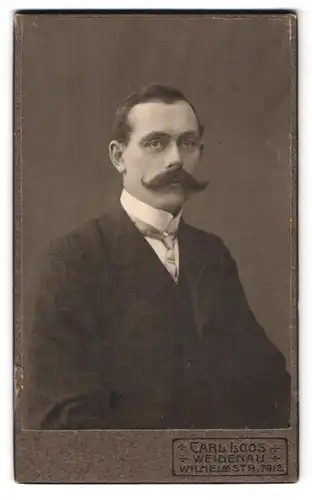 Fotografie Carl Loos, Weidenau, Wilhelmstr. 79 /2, Portrait Herr im Anzug mit Schlips und Moustache