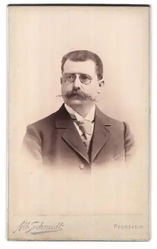 Fotografie Alb. Schmidt, Pforzheim, Enzstr. 7, Portrait Mann im Anzug mit Brille und Zwirbelbart