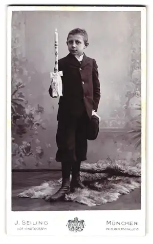 Fotografie J. Seiling, München, Prielmayerstr. 18, Portrait Knabe im Anzug mit Kerze in der Hand