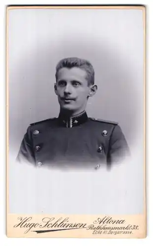 Fotografie Hugo Schlünsen, Altona, Rathausmarkt 38, Portrait Eisenbahner in Uniform