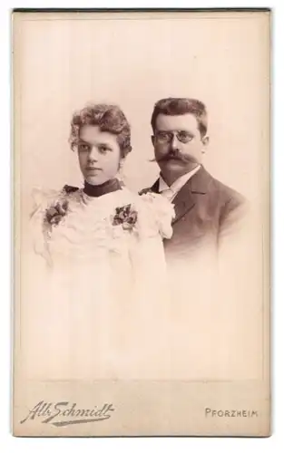 Fotografie Alb. Schmidt, Pforzheim, Hochzeit, hübsche junge Braut & Bräutigam mit Zwicker & Schnauzbart