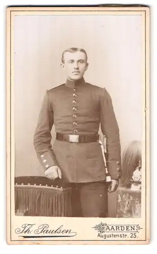 Fotografie Th. Paulsen, Gaarden, Augustenstr. 25, Soldat nebst Pickelhaube mit Paradebusch