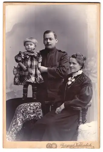Fotografie D. Vahlendick, Kellinghusen, Bergstr. 9, Portrait Soldat in Feldgrau mit Tochter und Frau