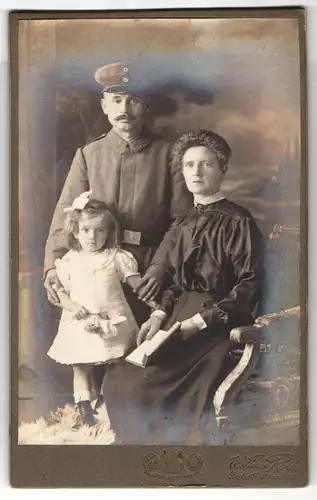 Fotografie William Roth, Berlin, Skalitzerstr. 54c, Portrait preuss. Soldat, Kragenspiegel V. 5, mit Frau und Kind